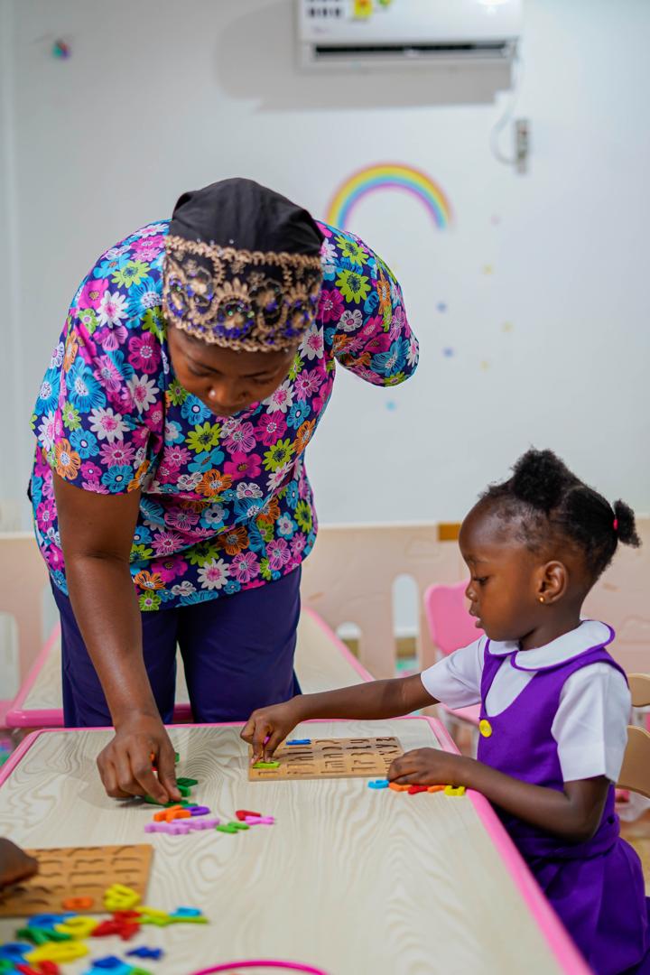 Teacher support during table activities and early classroom tasks.